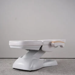 Manufakturo Grace Electric Beauty Bed - 3 Motors Light Brown(Manufakturo Grace Electric Beauty Bed 3 Motors Light Brown) -Roxie Cosmetics Shop Manufakturo Grace Electric Beauty Bed 3 Motors White flat 1