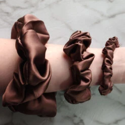 Roxie Collection Luxe 100% Mulberry Silk 30 Momme Scrunchie Chocolate Brown(Roxie Collection Luxe 100 Mulberry Silk 30 Momme Scrunchie Brown) -Roxie Cosmetics Shop roxie silk scrunchie chocolate brown swatch