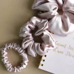 Roxie Collection Luxe 100% Mulberry Silk 30 Momme Scrunchie Powder Pink(Roxie Collection Luxe 100 Mulberry Silk 30 Momme Scrunchie Powder Pink)